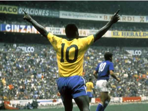 Pele khoác áo số 10 trong sự nghiệp – Vua bóng đá