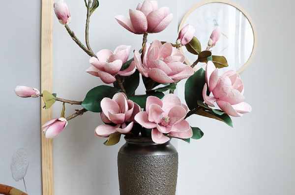 Ngủ mê thấy cắm hoa giả vào bình hoa