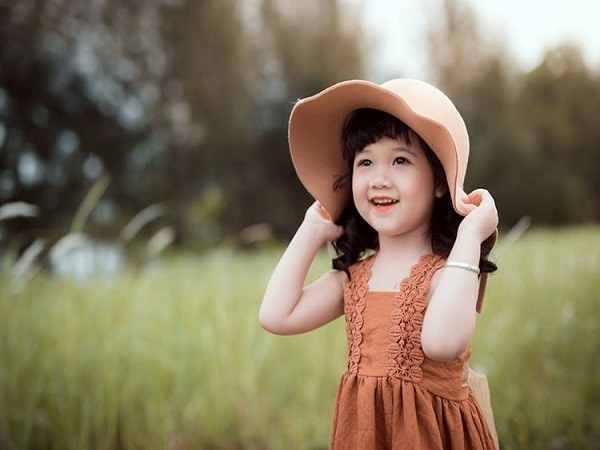 Chiêm bao thấy em gái đang cười với bạn