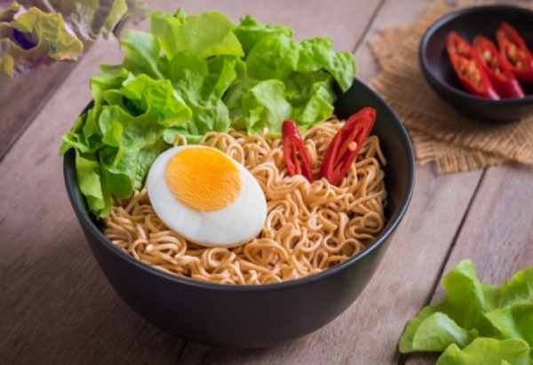 Mơ thấy nấu mì tôm cho người khác