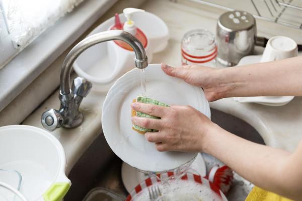 Mộng thấy rửa bát bằng nước sạch