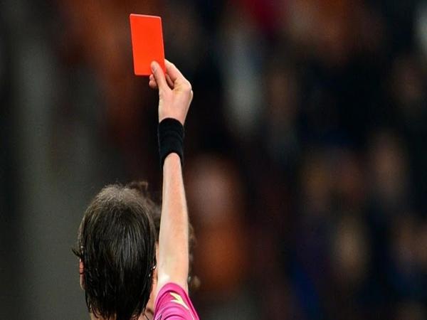 Thẻ đỏ phạt bao nhiêu tiền? Bị phạt thẻ đỏ thì sao?
