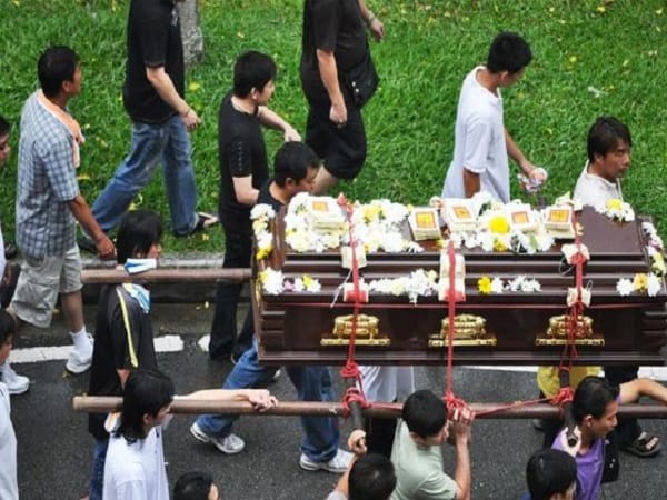 Ý nghĩa chung khi mơ thấy đám ma người thân