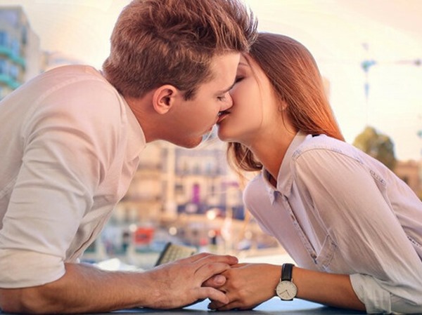 Nằm mơ thấy hôn người yêu cũ là điềm gì, đen hay đỏ?