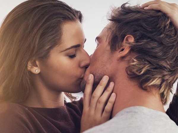 Nằm mơ thấy hôn người yêu cũ là điềm gì, đen hay đỏ?