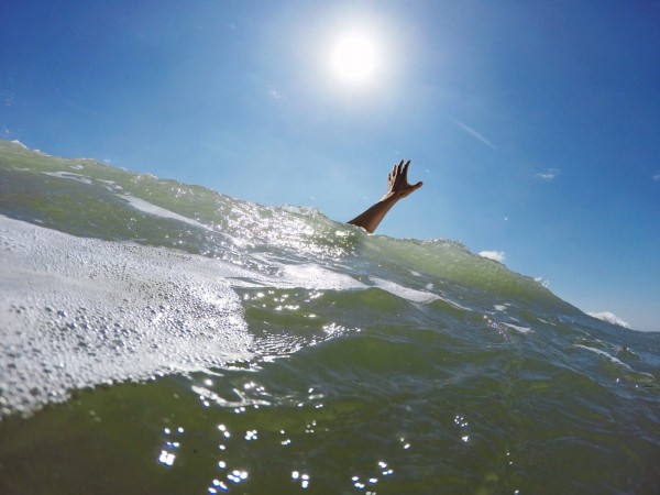 Lý giải nằm mơ thấy người chết đuối là điềm gì, số gì may?