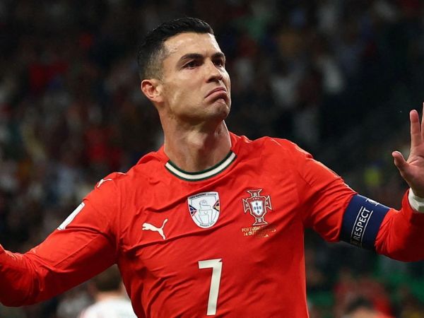 Ronaldo kết nối cộng đồng bóng đá với không gian esports