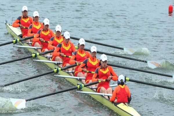 Tranh chấp vé đi tiếp - Cú tăng tốc bất ngờ thay đổi cục diện