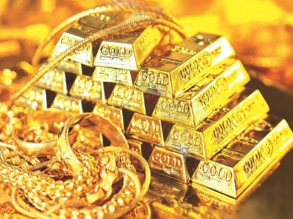 Nằm mơ thấy người thân cho vàng chọn con số gì phú quý?